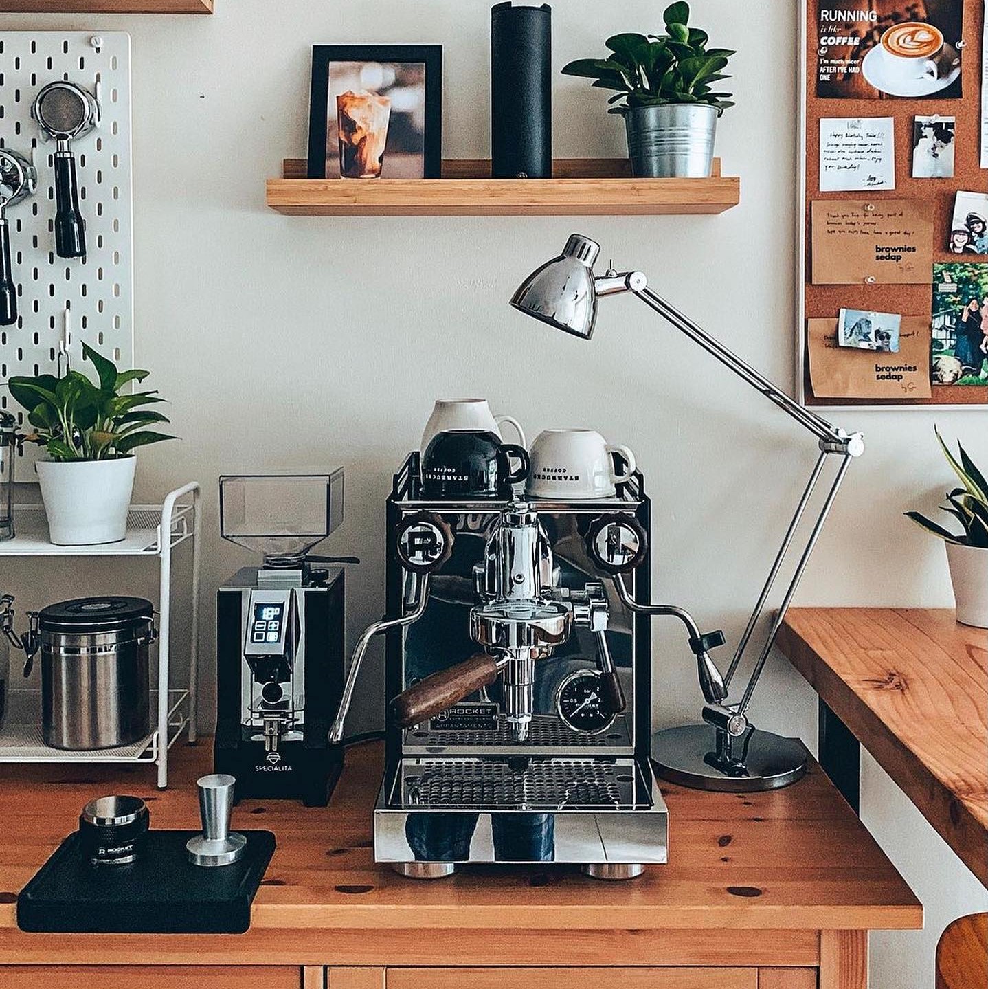 stříbrný domácí kávovar s dřevěnými prvky Rocket Espresso Appartamento